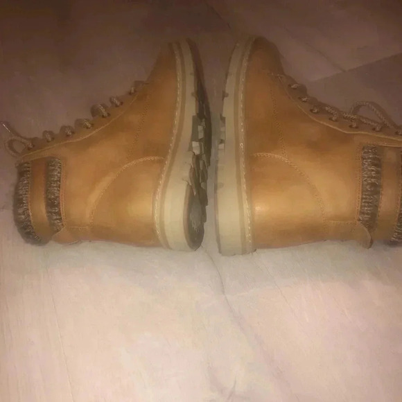 Cliffs by white mountain - Picture 6 of 6